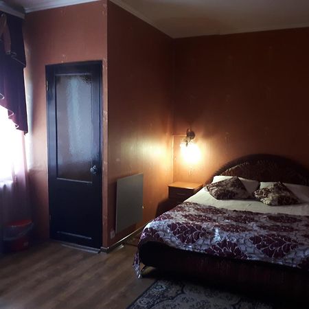 Hotel Gostynnyi Dvir Sharhorod Exteriör bild