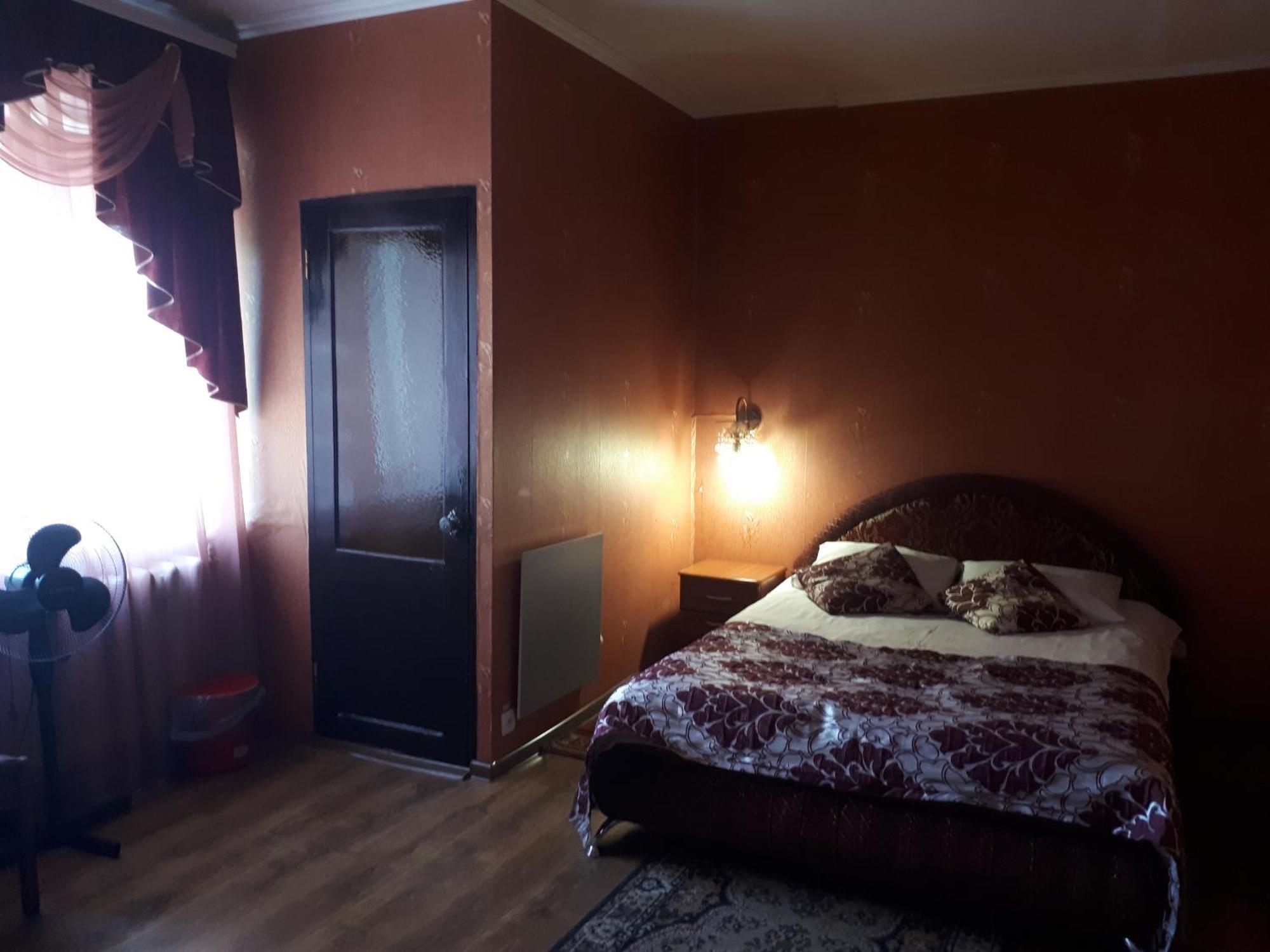 Hotel Gostynnyi Dvir Sharhorod Exteriör bild