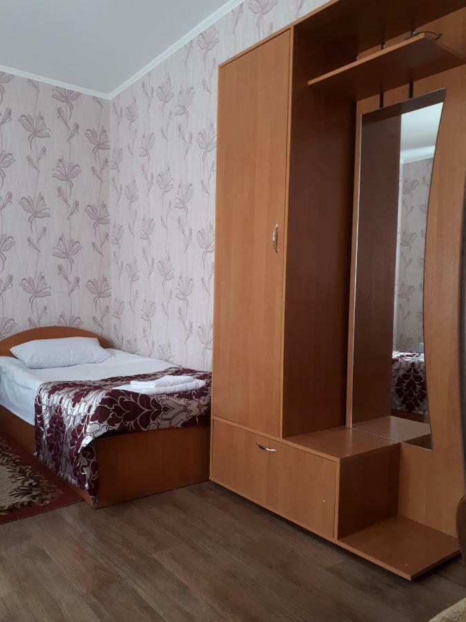 Hotel Gostynnyi Dvir Sharhorod Exteriör bild