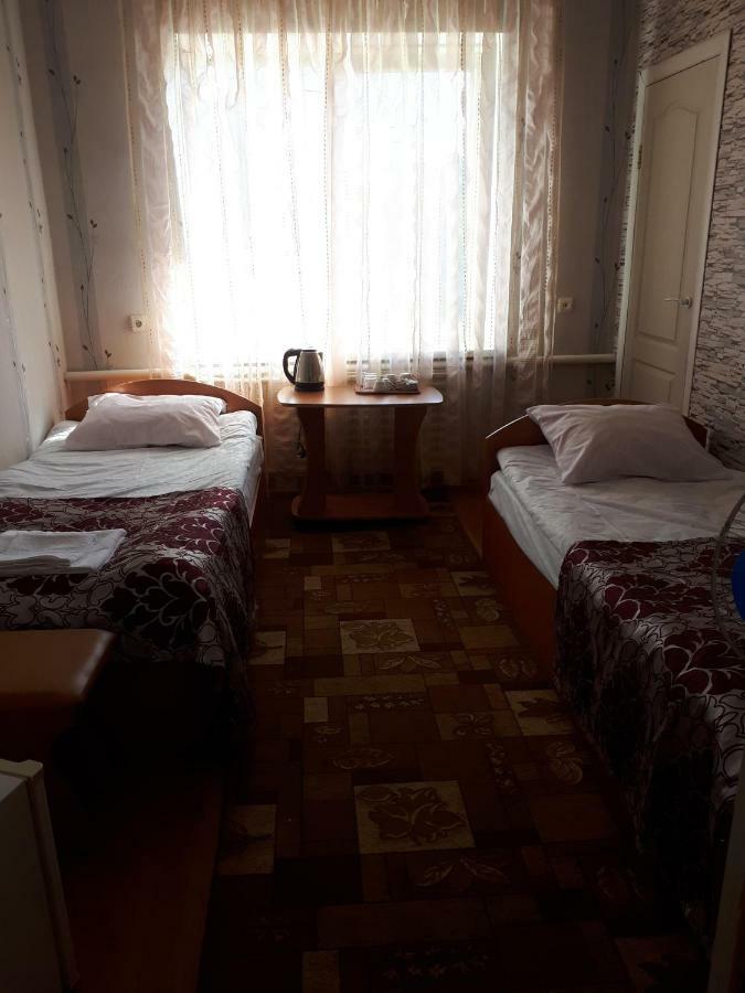 Hotel Gostynnyi Dvir Sharhorod Exteriör bild