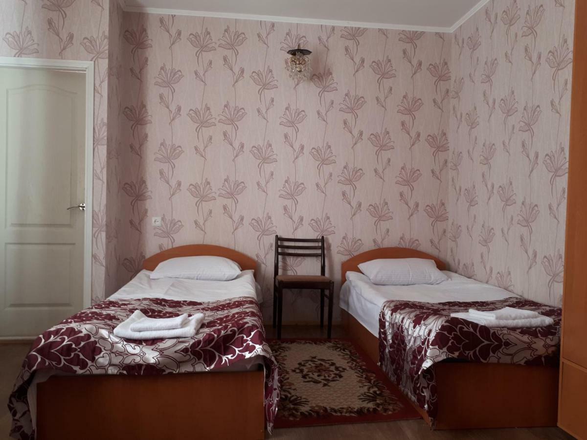 Hotel Gostynnyi Dvir Sharhorod Exteriör bild