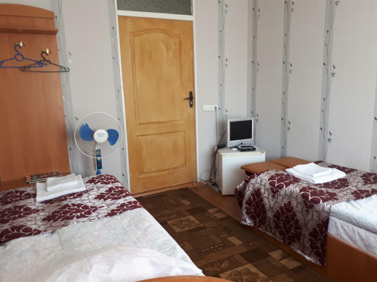Hotel Gostynnyi Dvir Sharhorod Exteriör bild