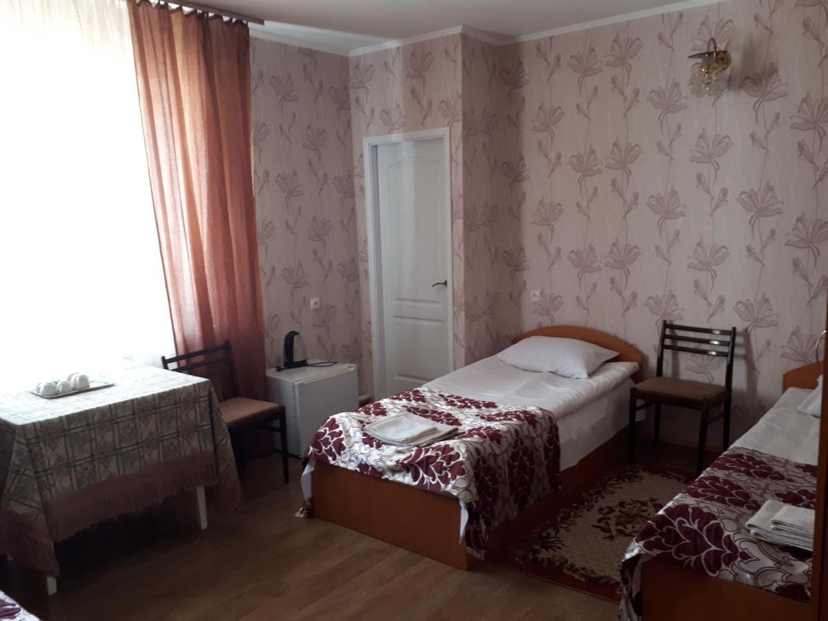 Hotel Gostynnyi Dvir Sharhorod Exteriör bild