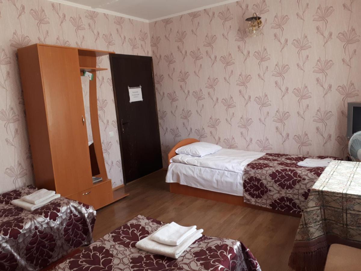 Hotel Gostynnyi Dvir Sharhorod Exteriör bild
