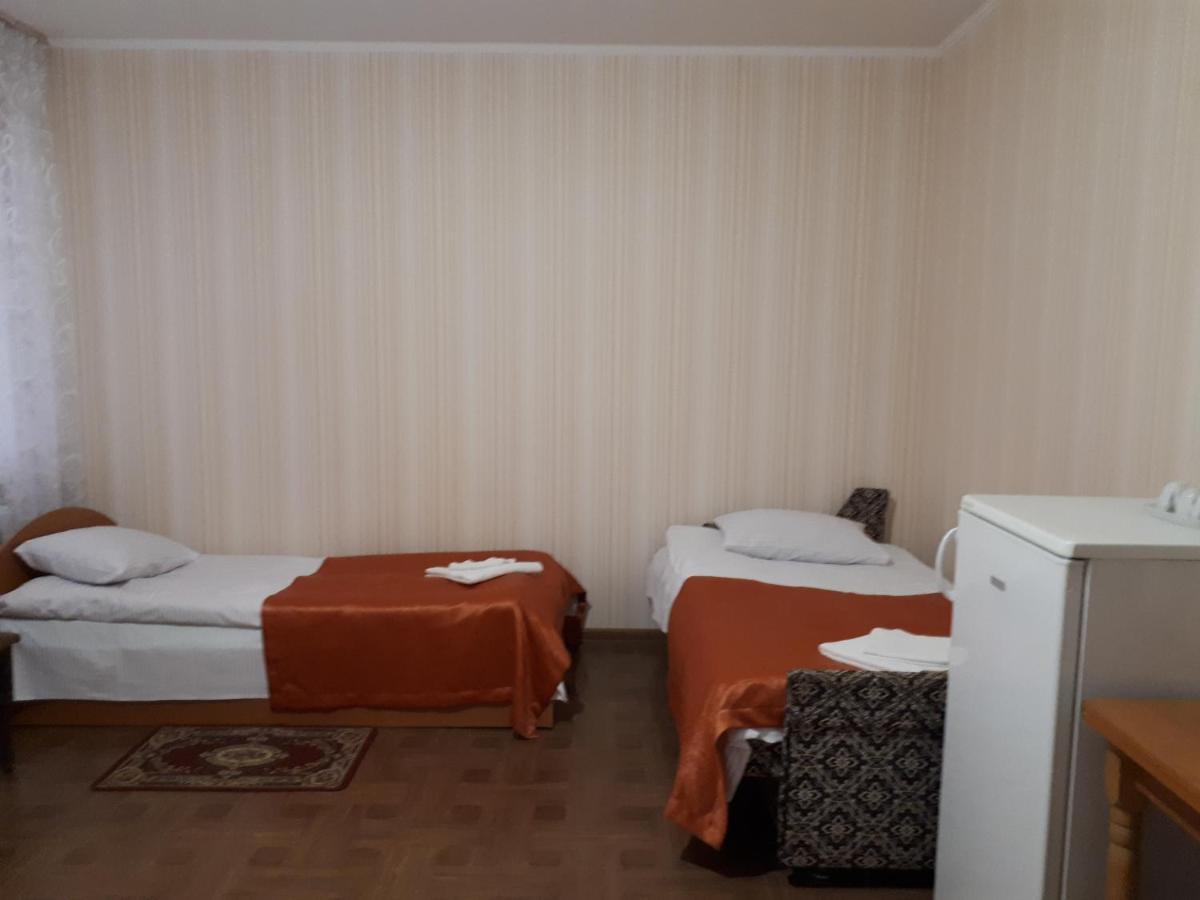 Hotel Gostynnyi Dvir Sharhorod Exteriör bild