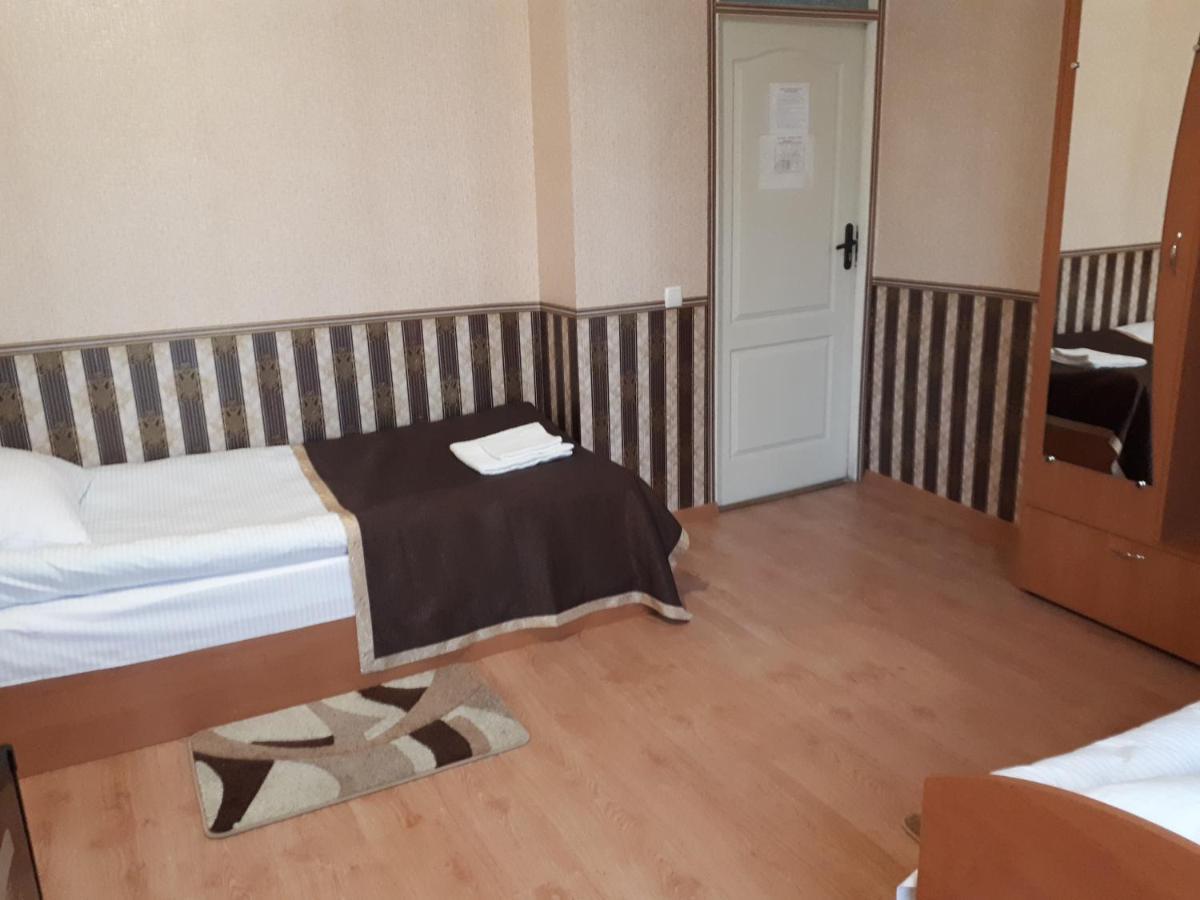 Hotel Gostynnyi Dvir Sharhorod Exteriör bild