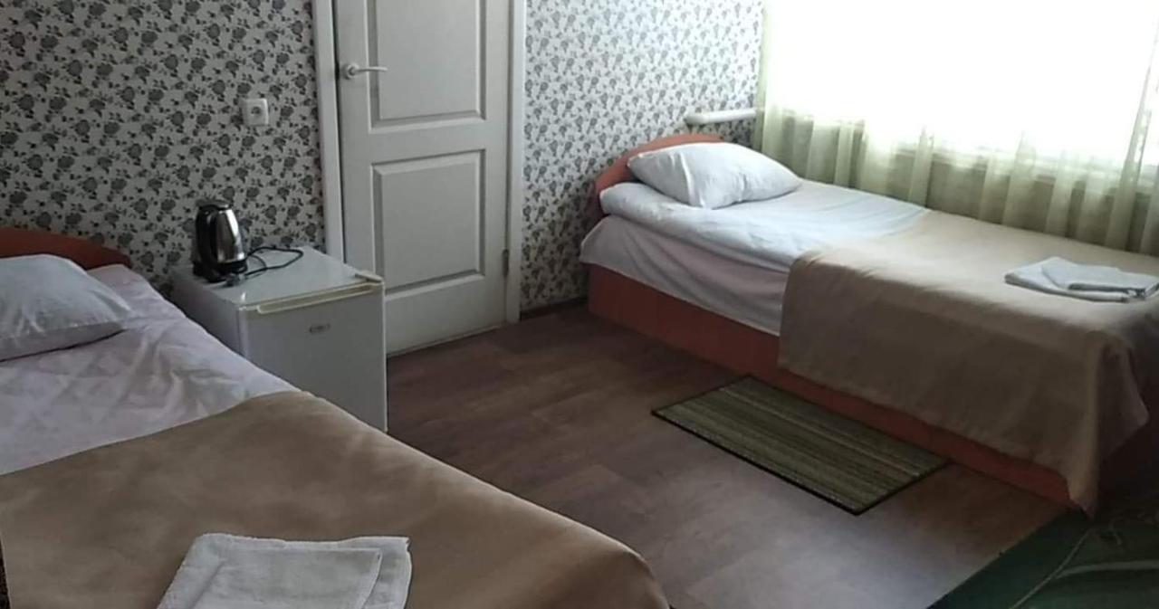 Hotel Gostynnyi Dvir Sharhorod Exteriör bild